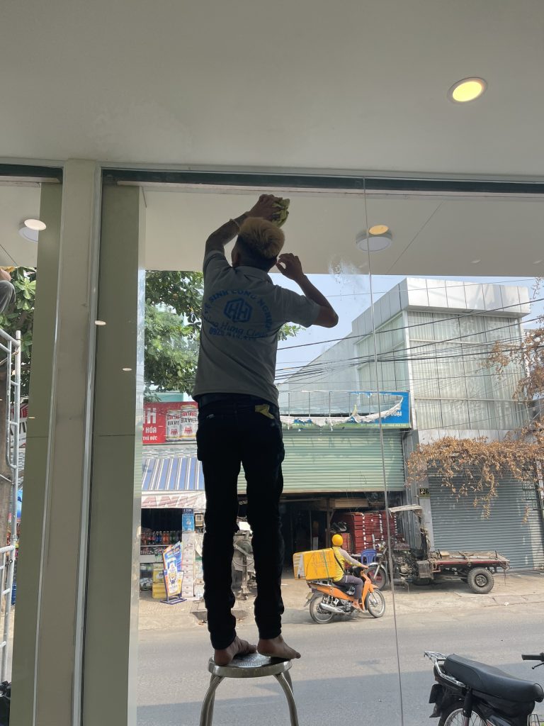 Tư vấn làm vệ sinh công nghiệp tại HCM hỗ trợ khách hàng 24/24 Tư vấn làm vệ sinh công nghiệp tại HCM hỗ trợ khách hàng 2424